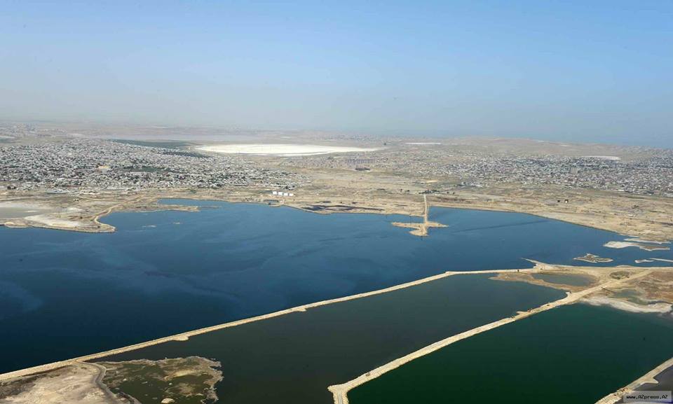 Bakıdakı ən böyük gölün ortasından çəkilən yolun    FOTOSU
