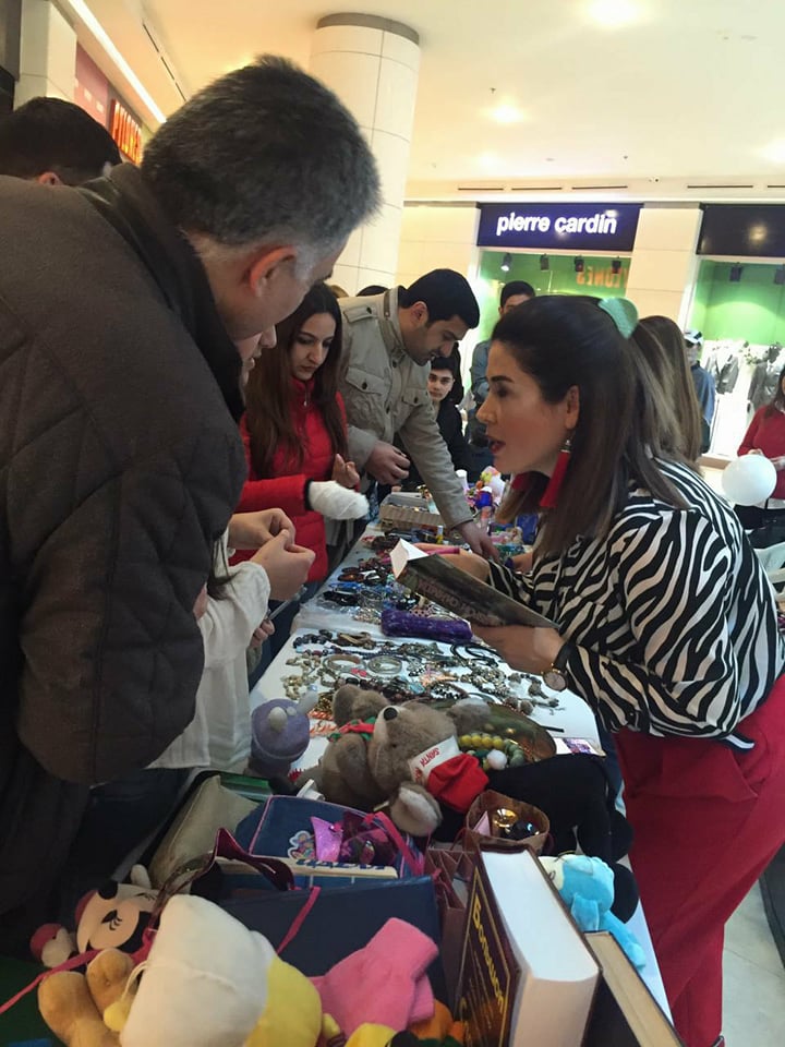 Müğənni Elnarə Xəlilova satıcılıq etdi -  FOTOLAR