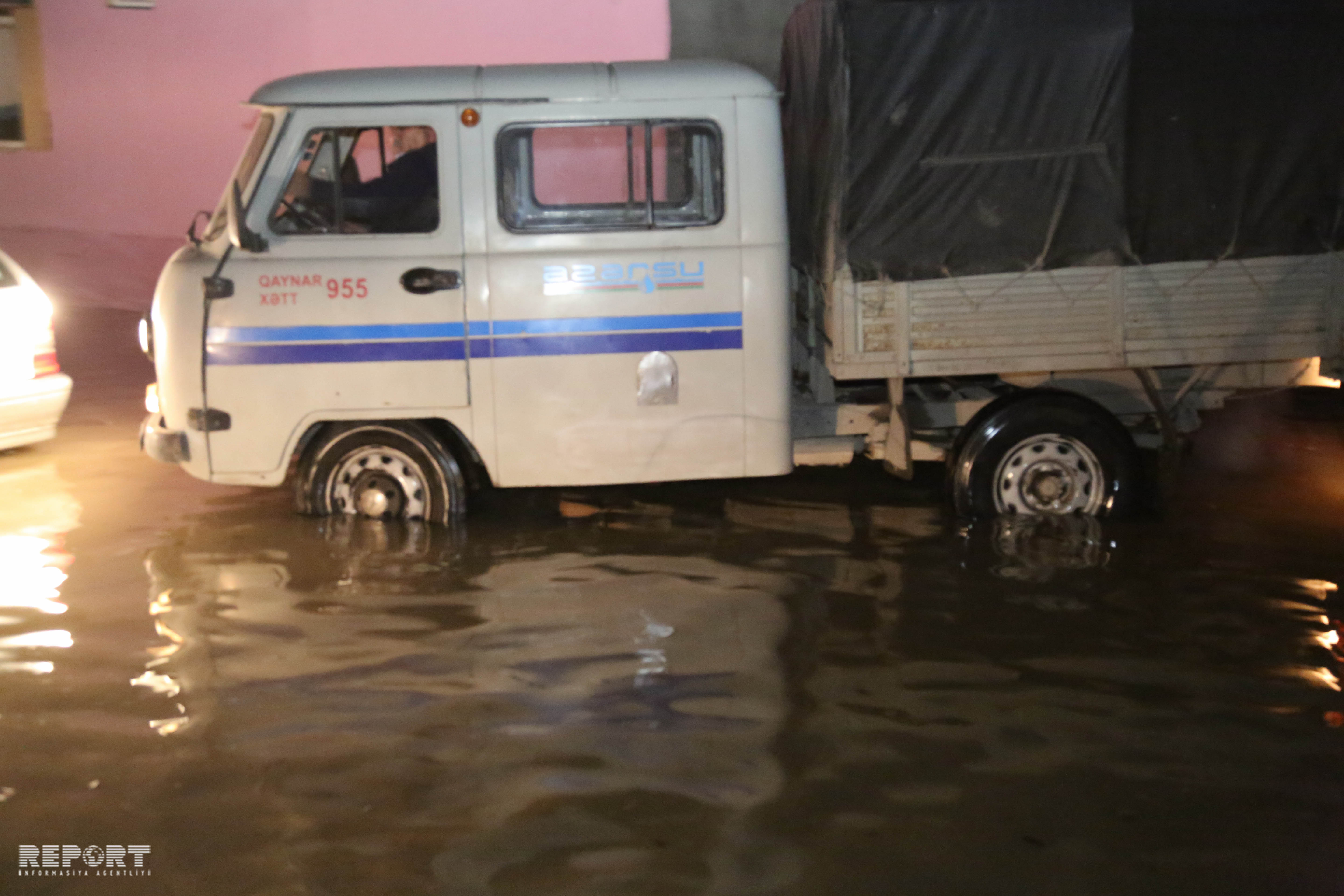 Bakıda boru partladı:    30-a yaxın ev su altında qaldı (FOTOLAR)