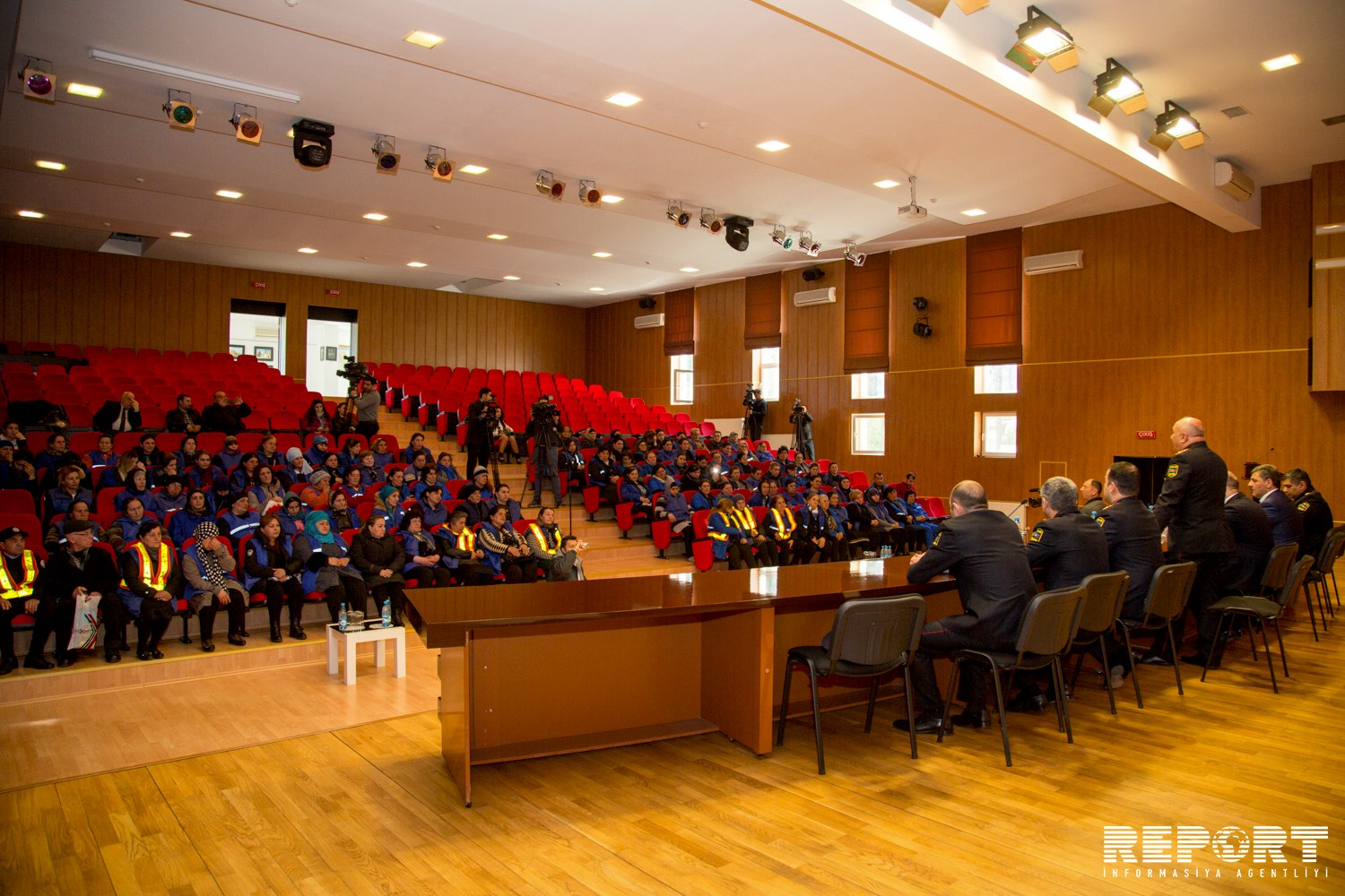 Süpürgəçi qadınlara xüsusi geyim paylanıldı   - FOTOLAR-YENİLƏNİB