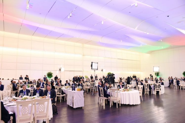 Birinci vitse-prezident ziyafətdə - FOTO