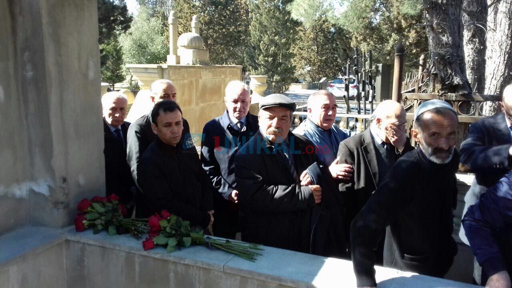 Nazirin işarəsi ilə əməkdaşımız döyüldü  â€“ Dəfn mərasimində (FOTO)