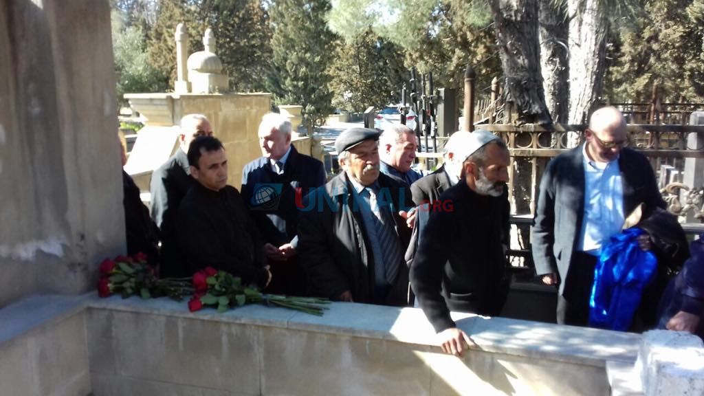 Nazirin işarəsi ilə əməkdaşımız döyüldü  â€“ Dəfn mərasimində (FOTO)