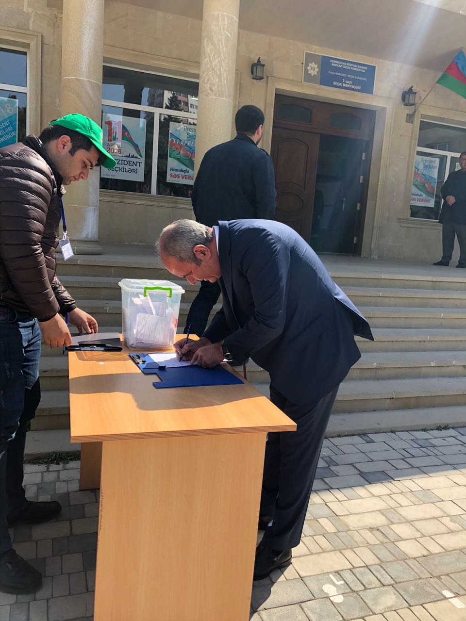 Əli Abbasov səs verdi  - FOTOLAR