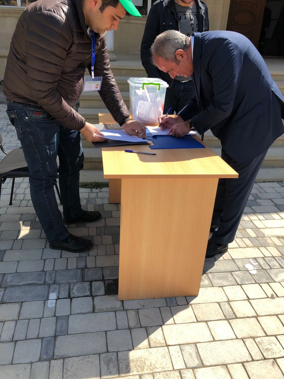 Əli Abbasov səs verdi  - FOTOLAR