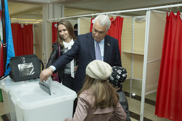 Cavid Qurbanov nəvələri ilə  səsverməyə gəldi -  FOTOLAR