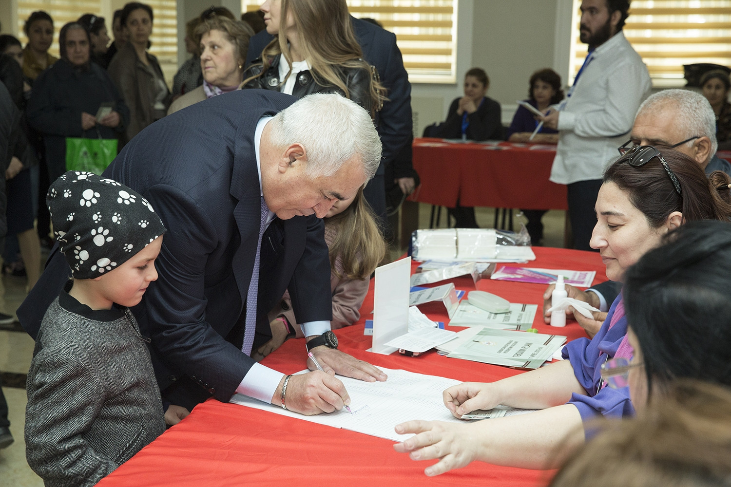 Cavid Qurbanov nəvələri ilə  səsverməyə gəldi -  FOTOLAR