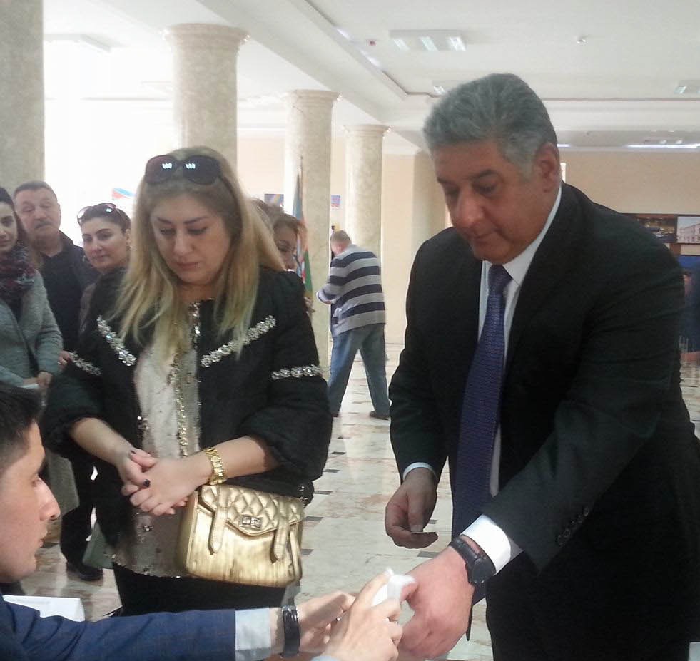 Azad Rəhimov səs verməyə həyat yoldaşı ilə gəldi   - FOTO 