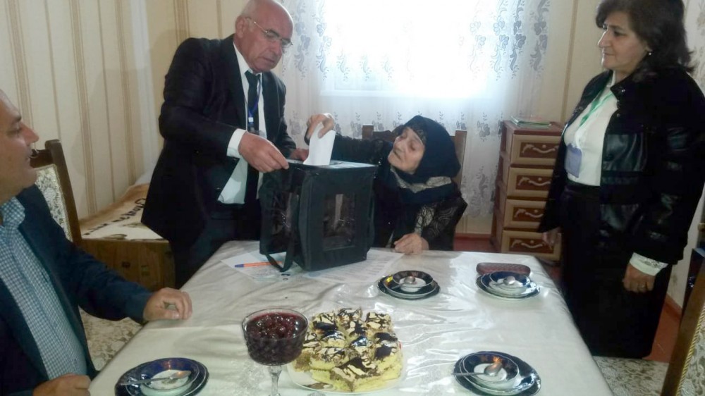 100 yaşlı nənə də səs verdi -  24 nəticə, 3 kötükcə sahibidir (FOTOLAR)
