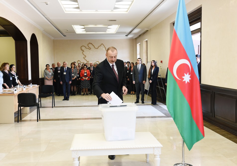 İlham Əliyev və ailəsi səs verdi -  FOTOLAR (YENİ-2)