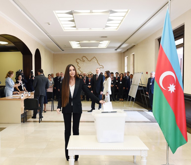 İlham Əliyev və ailəsi səs verdi -  FOTOLAR (YENİ-2)