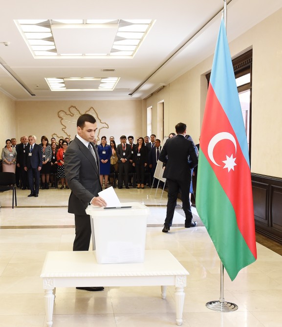 İlham Əliyev və ailəsi səs verdi -  FOTOLAR (YENİ-2)