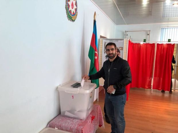 Rəfael Ağayev qardaşı ilə birlikdə səs verdi  - FOTOLAR