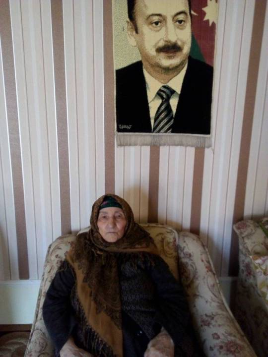 Prezidentliyə namizədin anası da İlham Əliyevə səs verdi -   MARAQLI...
