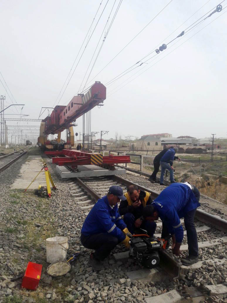 Qobustan stansiyasında yeni yoldəyişənlər quraşdırılır 