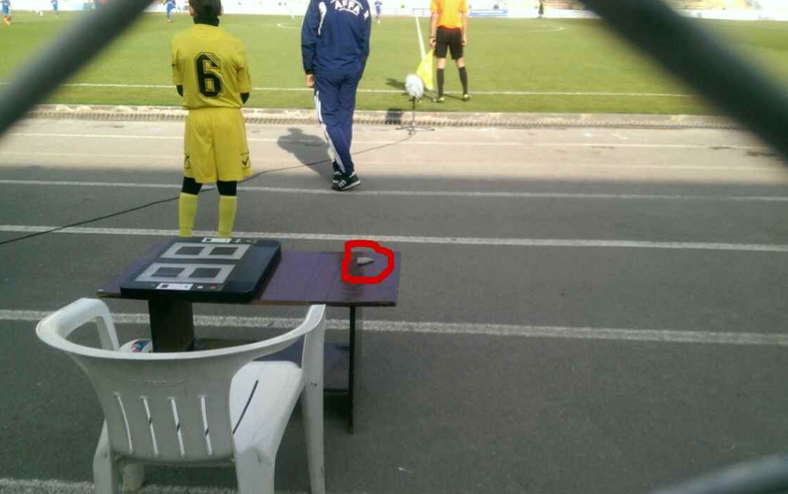 Futbolçu daşa basıldı -  FOTO