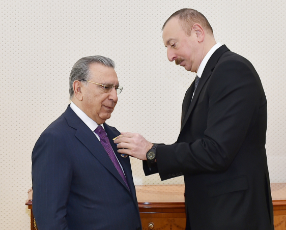 İlham Əliyev Ramiz Mehdiyevə orden verdi   - FOTO