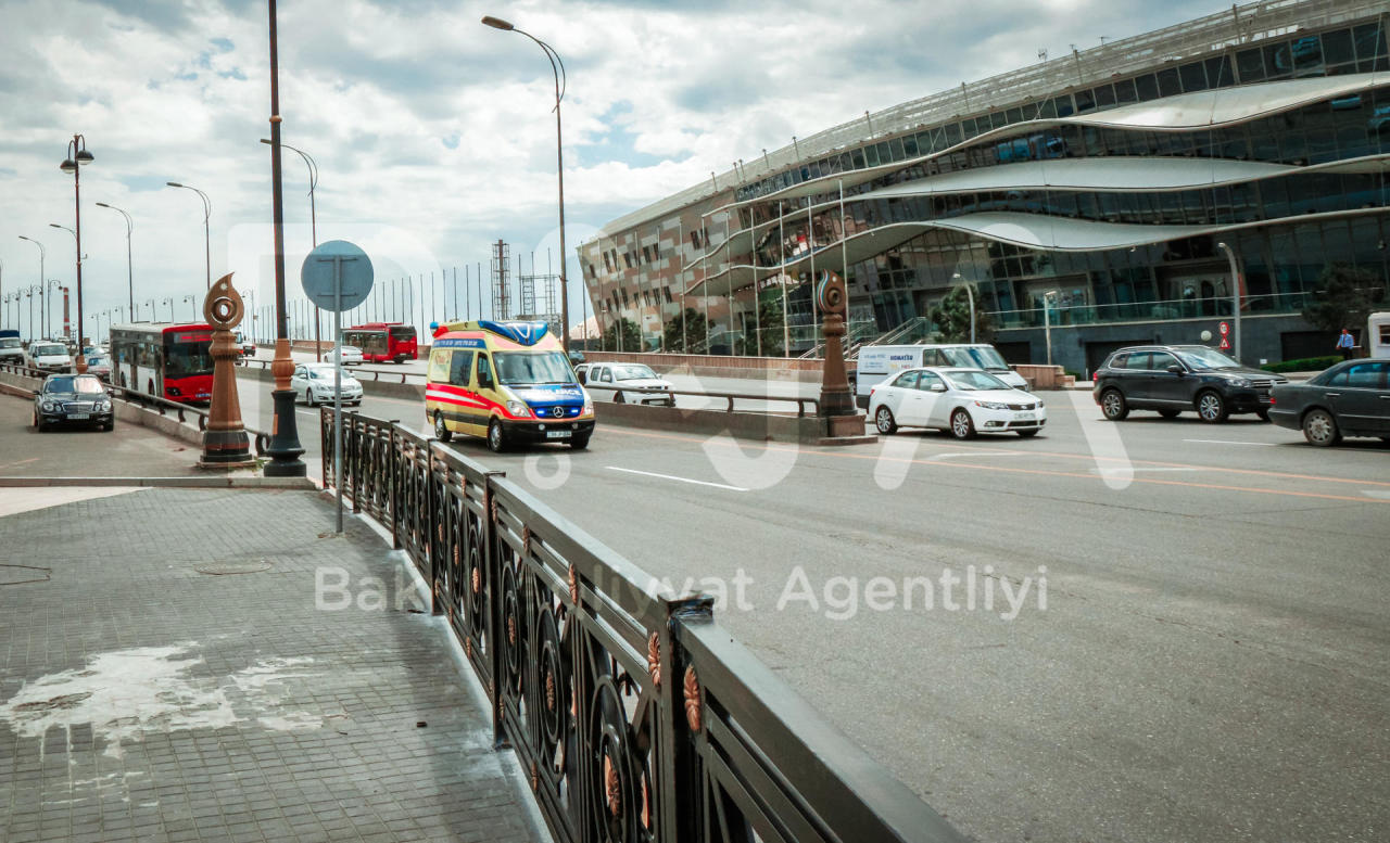 Koroğlu metro stansiyası qarşısındakı dayanacaq ləğv edilir  - FOTO