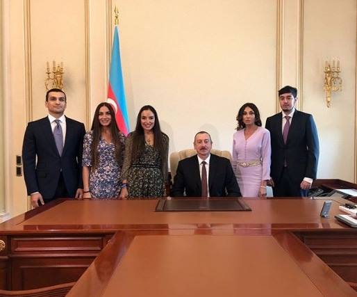 Prezident andiçmədən sonra ailəsi ilə -  FOTOLAR