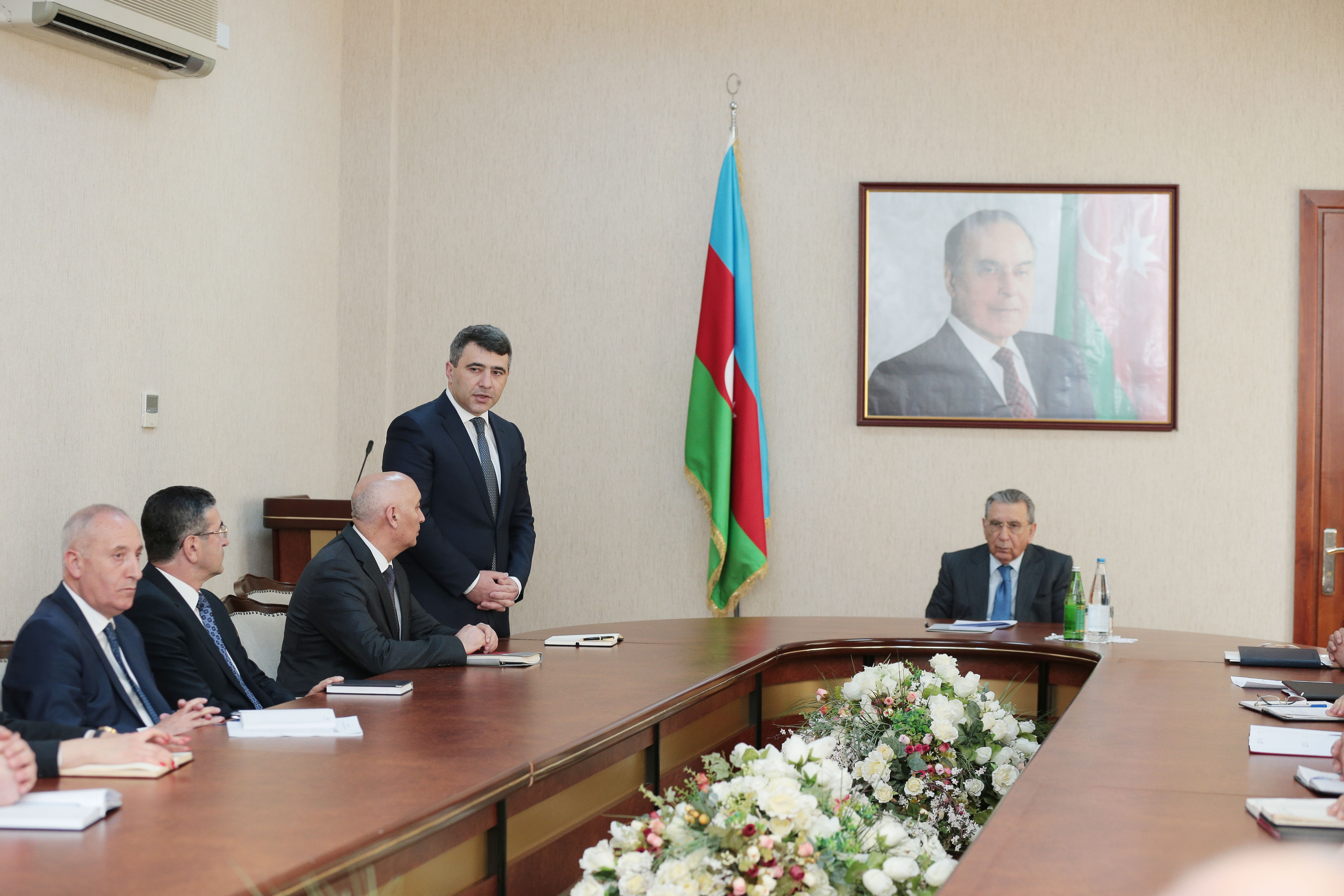 Ramiz Mehdiyev yeni naziri kollektivə  belə təqdim etdi  - FOTO