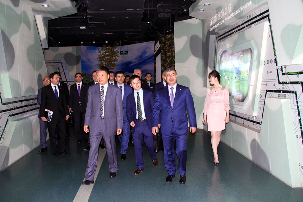 Zakir Həsənov Çin silahları ilə tanış oldu   - FOTO 