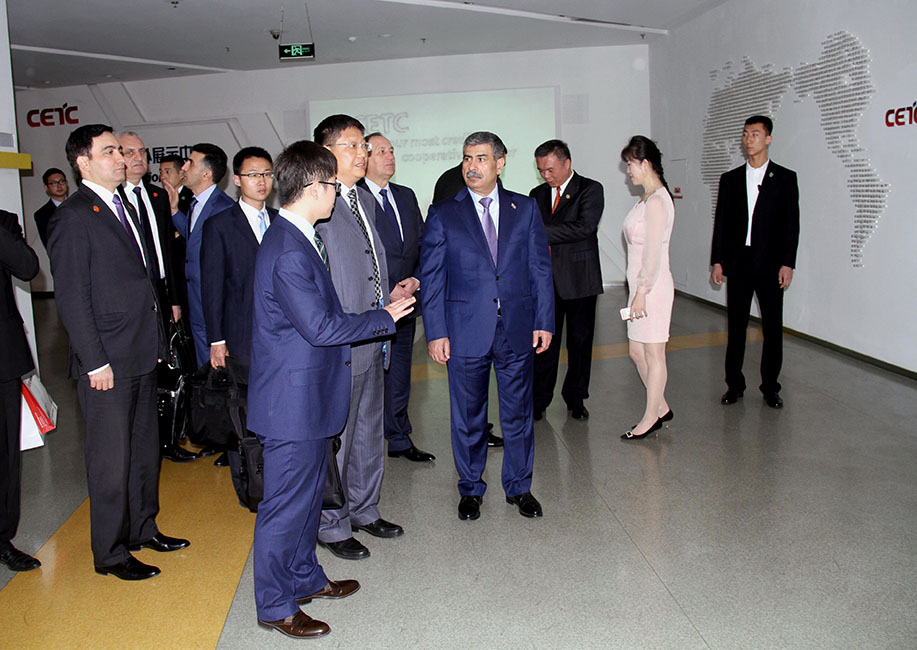 Zakir Həsənov Çin silahları ilə tanış oldu   - FOTO 