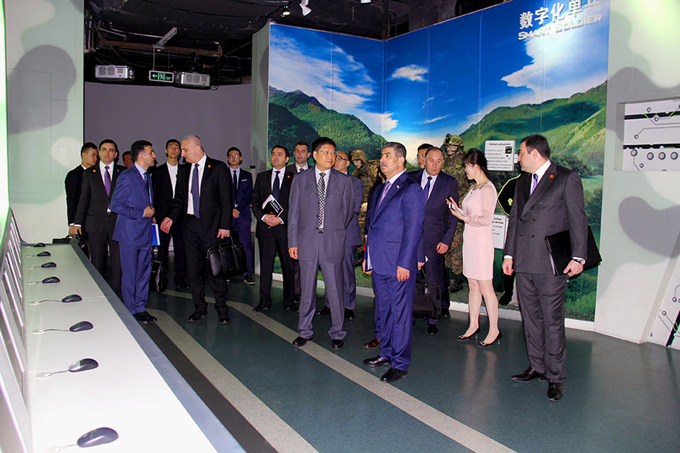 Zakir Həsənov Çin silahları ilə tanış oldu   - FOTO 