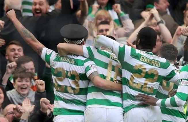 Qola sevinən futbolçu polisin papağını oğurladı  - FOTO