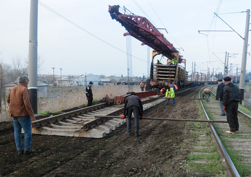 Dəmir yolunun cənub istiqamətində əsaslı təmir işləri aparılır - FOTOLAR