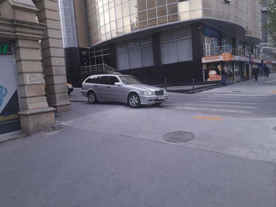 Bakıda Range Roverlə belə qayda pozdu -  FOTOLAR