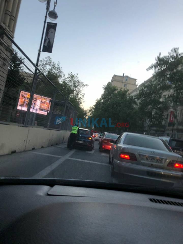 Metro qarşısında xarab olan maşına    polis belə kömək etdi (FOTO)