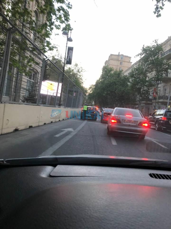 Metro qarşısında xarab olan maşına    polis belə kömək etdi (FOTO)