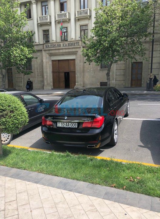 Hacıbala Abutalıbov hələ də    Bakı merinin xidməti maşınında gəzir  (FOTOLAR)