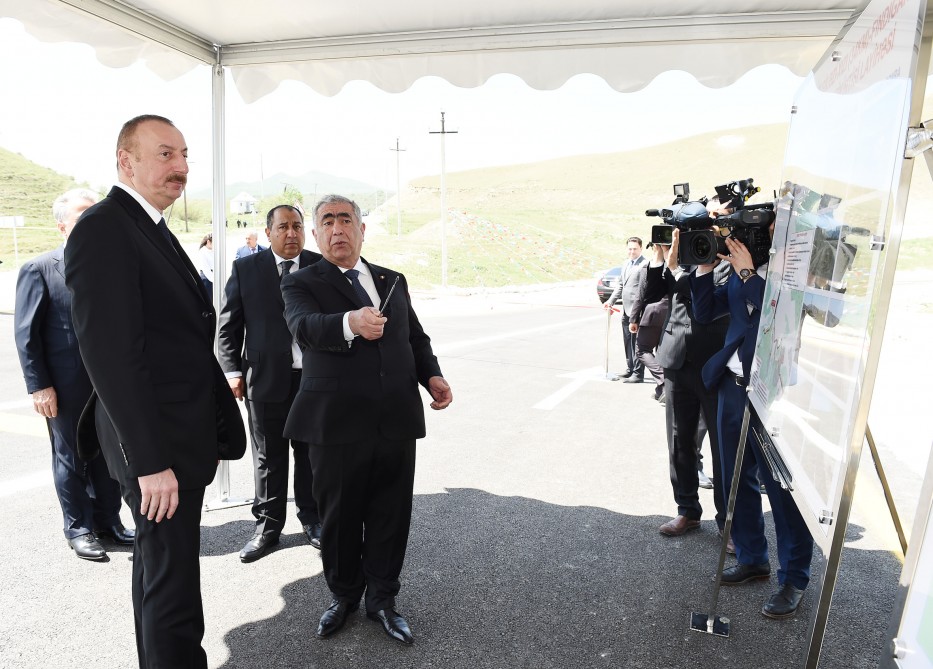 İlham Əliyev avtomagistral yolun açılışında 