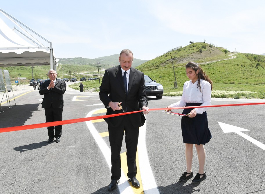 İlham Əliyev avtomagistral yolun açılışında 