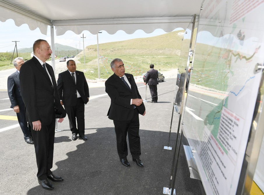 İlham Əliyev avtomagistral yolun açılışında 