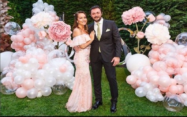 Məşhur müğənni nişanlandı   - FOTO