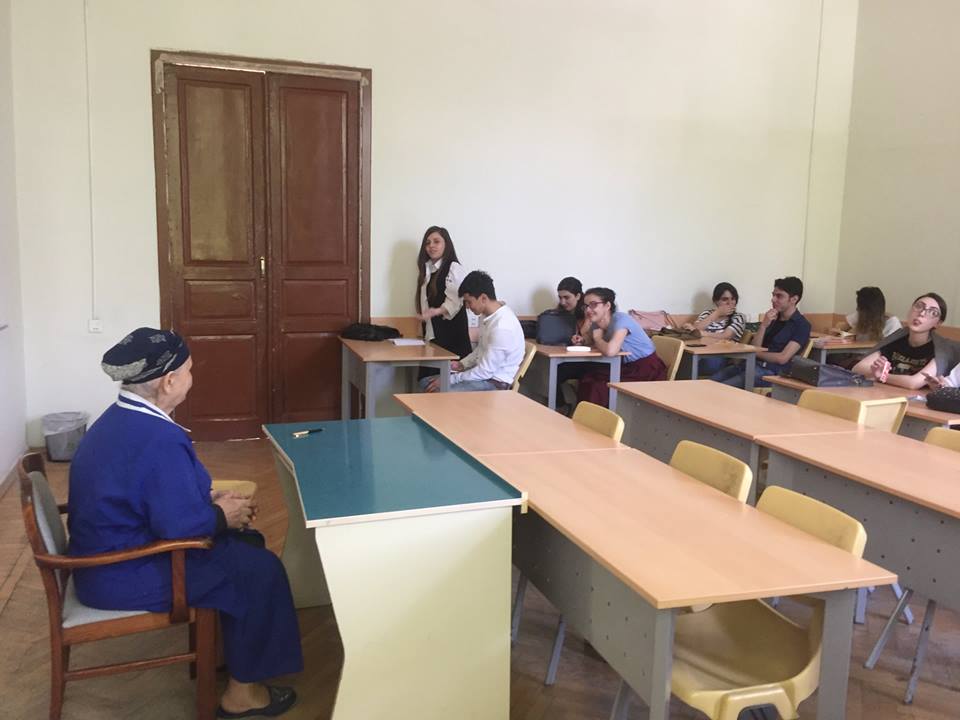 Deputat süpürgəçi ilə birlikdə dərs keçdi  - FOTO