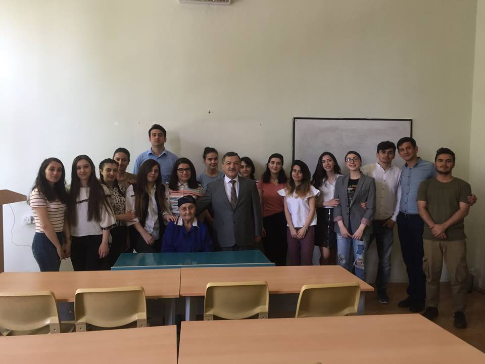 Deputat süpürgəçi ilə birlikdə dərs keçdi  - FOTO
