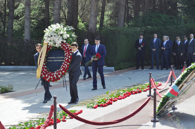 Diaspor Komitəsinin kollektivi    Fəxri xiyabanda - FOTOLAR 