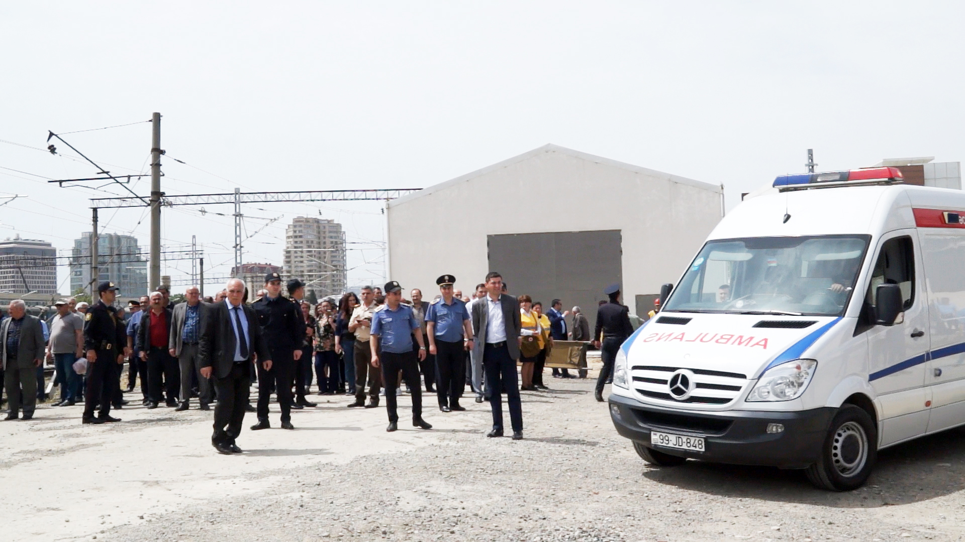 Dəmiryolunda yanğın həyəcanı siqnalı verildi -  Əhali və işçilər təxliyyə edildi (FOTOLAR)