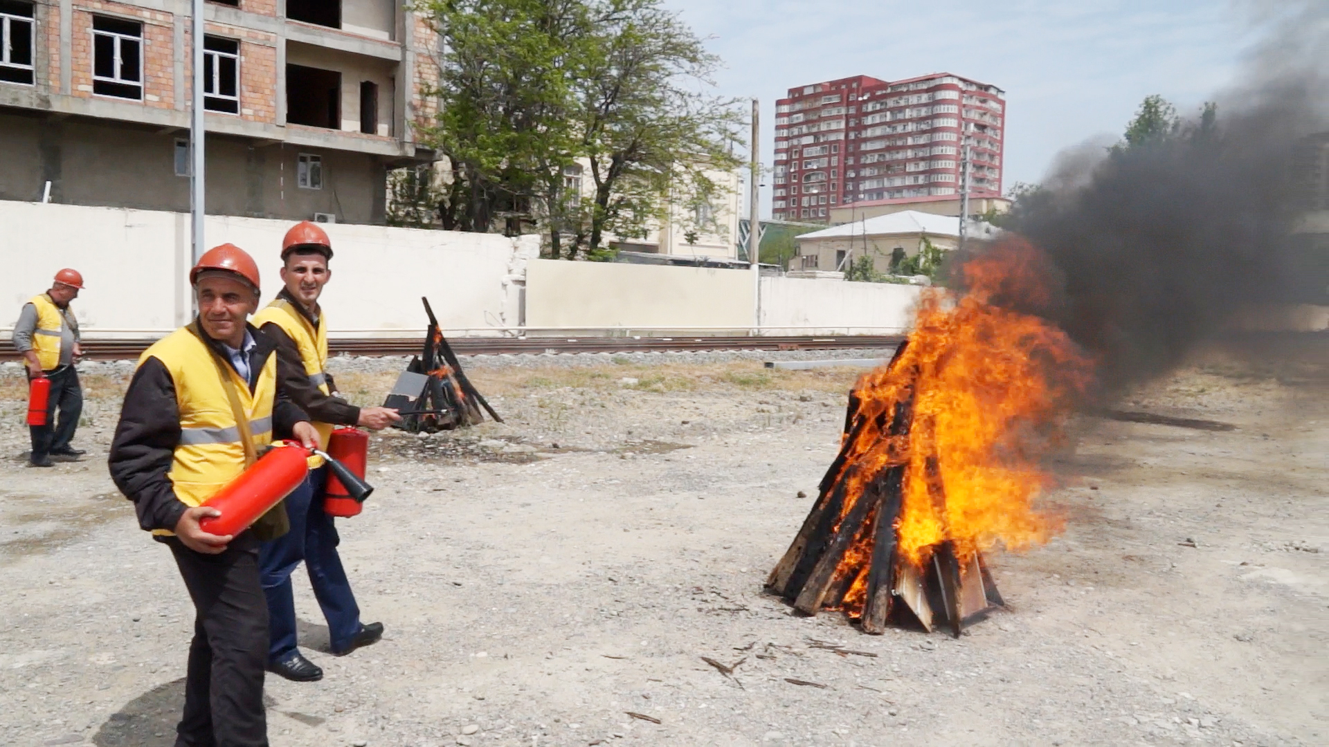 Dəmiryolunda yanğın həyəcanı siqnalı verildi -  Əhali və işçilər təxliyyə edildi (FOTOLAR)