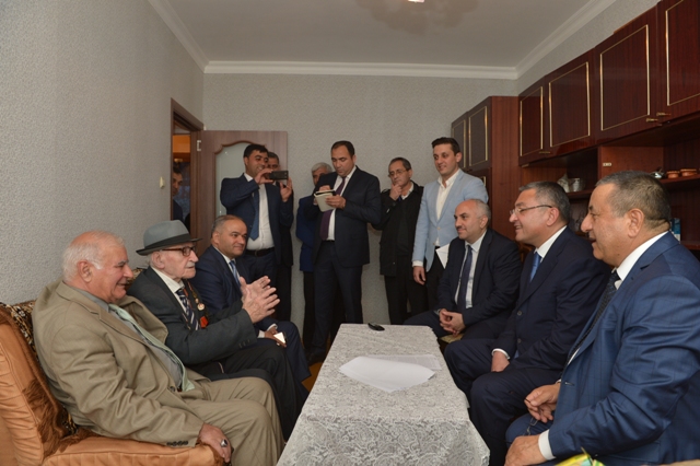 Rövşən Rzayev 100 yaşlı müharibə veteranına baş çəkib -  FOTOLAR