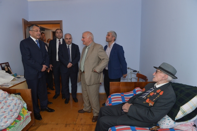 Rövşən Rzayev 100 yaşlı müharibə veteranına baş çəkib -  FOTOLAR