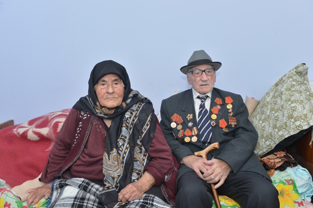 Rövşən Rzayev 100 yaşlı müharibə veteranına baş çəkib -  FOTOLAR