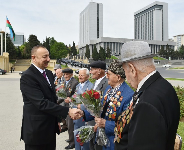 Veteranların söhbəti prezidenti güldürdü -  FOTOLAR