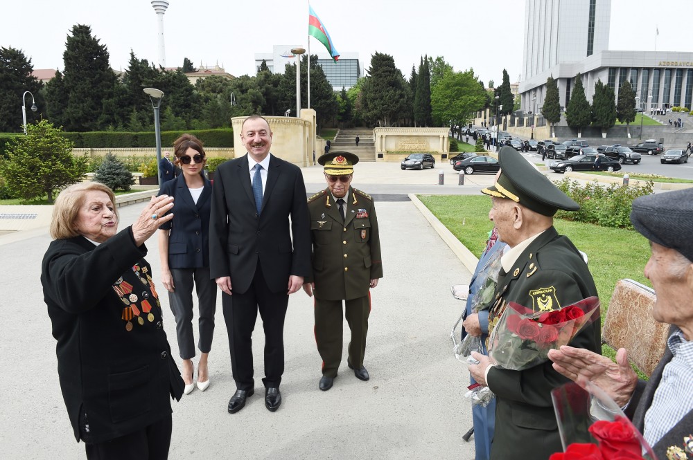 Veteranların söhbəti prezidenti güldürdü -  FOTOLAR