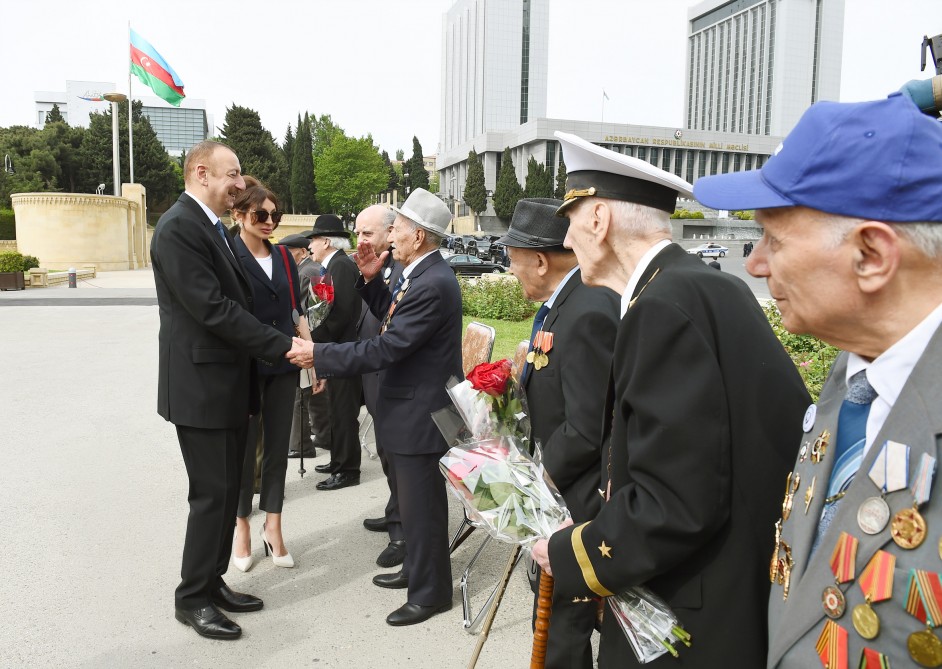 Veteranların söhbəti prezidenti güldürdü -  FOTOLAR