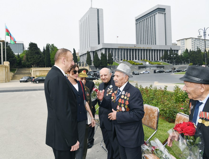 Veteranların söhbəti prezidenti güldürdü -  FOTOLAR