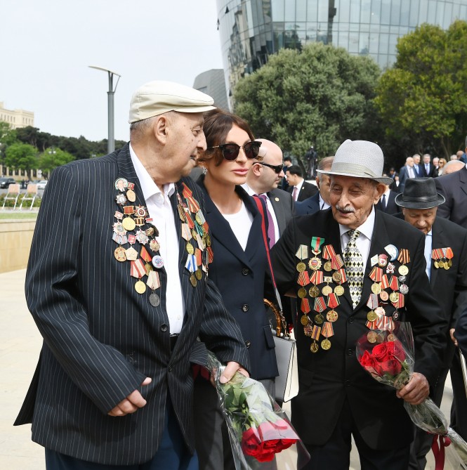 Veteranların söhbəti prezidenti güldürdü -  FOTOLAR